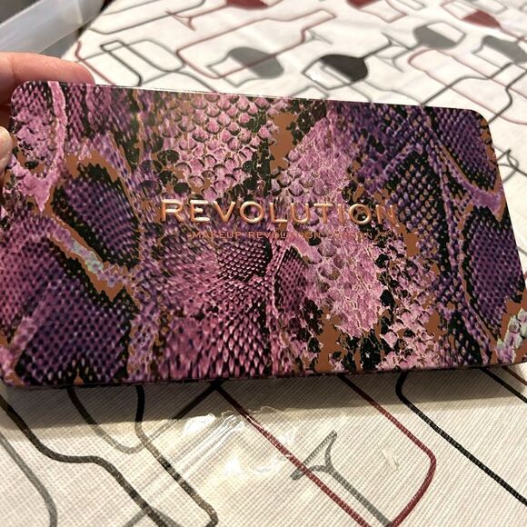 NWT Revolution palette - Picture 1 of 10